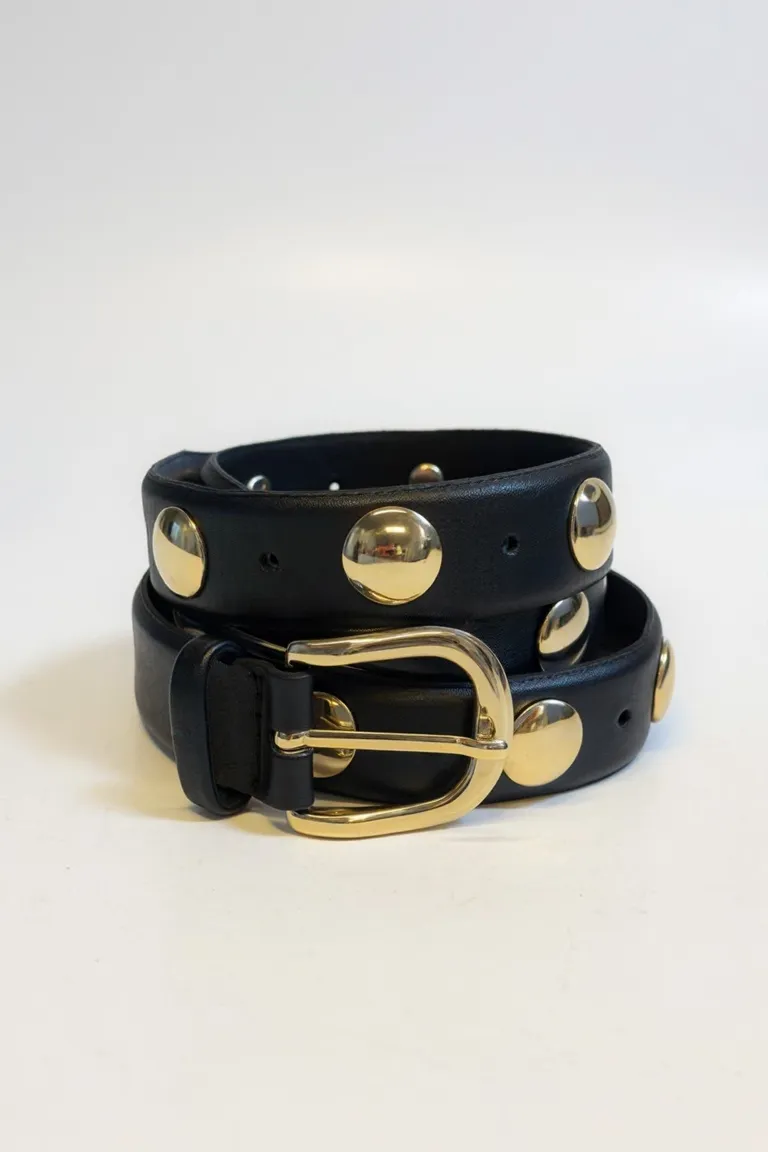Cinturón de cuero negro con remaches dorados - Accesorio elegante y versátil de Maria Cher en Cinturones para argentina