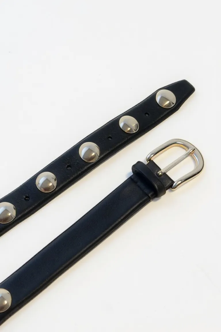 Cinturón de cuero negro con remaches dorados - Accesorio elegante y versátil de Maria Cher en Cinturones para argentina