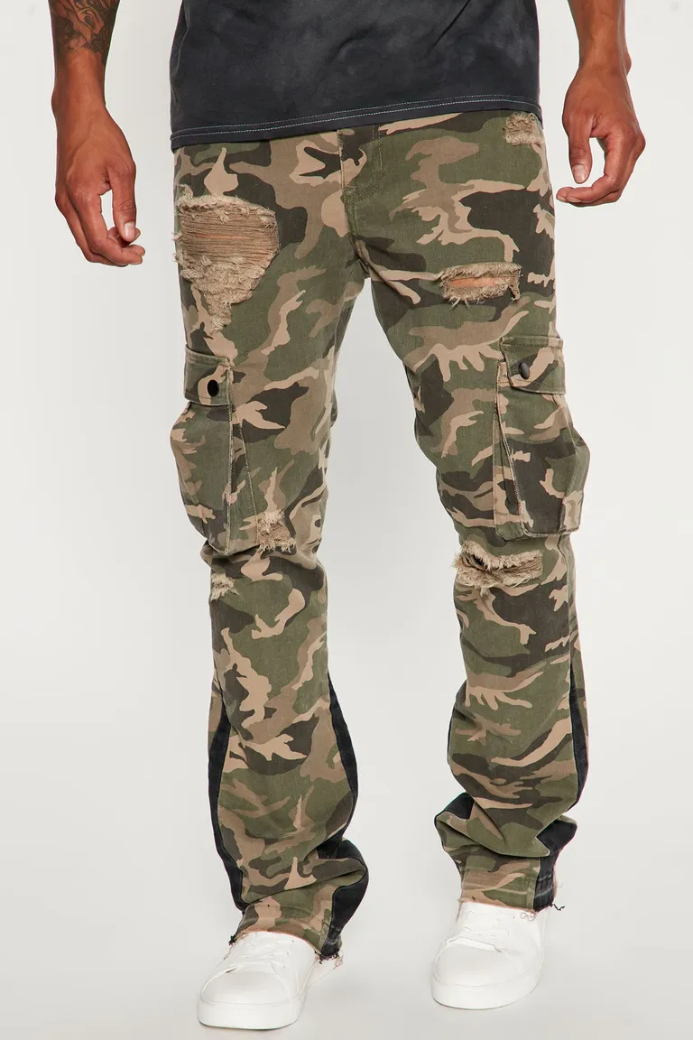 Pantalón cargo acampanado ajustado contraste camuflado de Fashion Nova en Pantalones para argentina