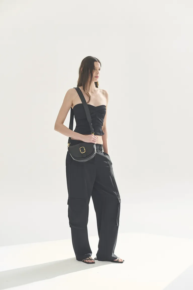 Top de corte ajustado y escote pronunciado para un look sofisticado y moderno de Akiabara en Tops para argentina