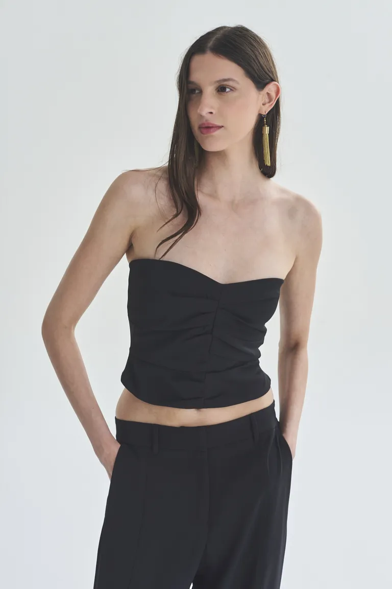 Top de corte ajustado y escote pronunciado para un look sofisticado y moderno de Akiabara en Tops para argentina