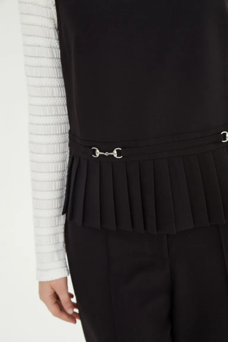 Blusa sastrera sin mangas con tablas en cintura y herrajes metálicos de Las Pepas en Blusas para argentina