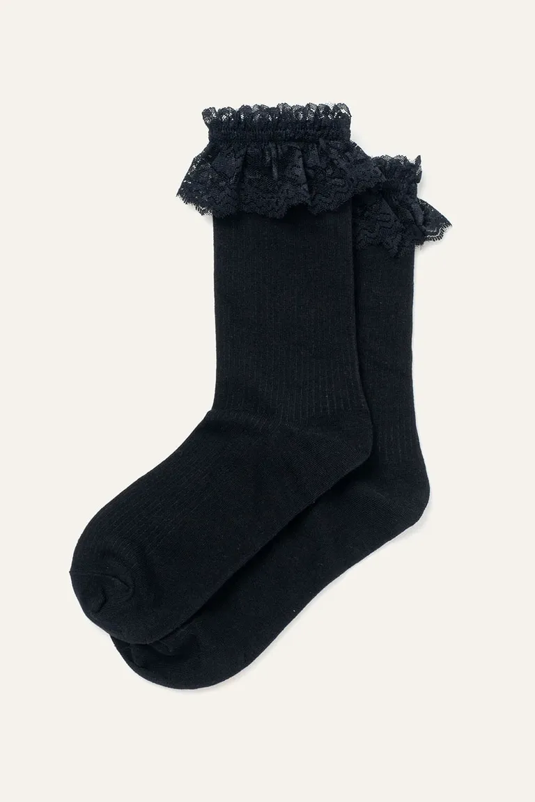 Medias de media caña con volado de puntilla al tono para un look sofisticado y femenino de 47 Street en Ropa Interior y Medias para argentina