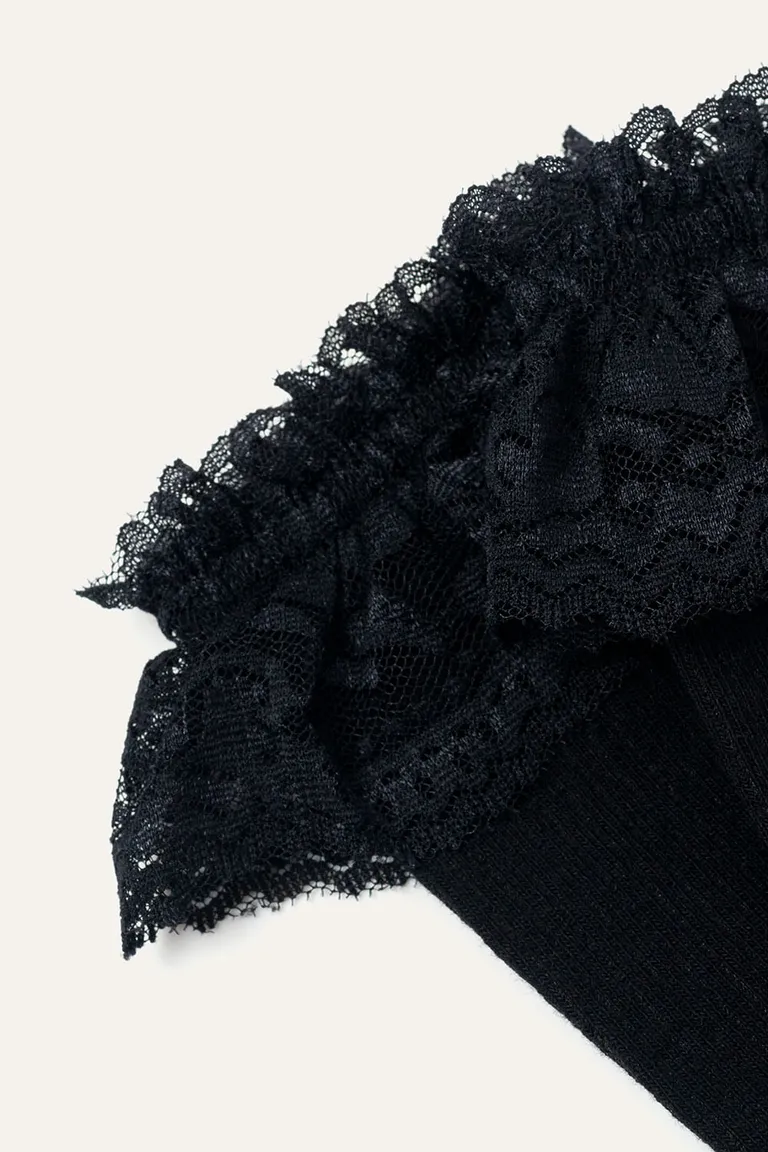 Medias de media caña con volado de puntilla al tono para un look sofisticado y femenino de 47 Street en Ropa Interior y Medias para argentina