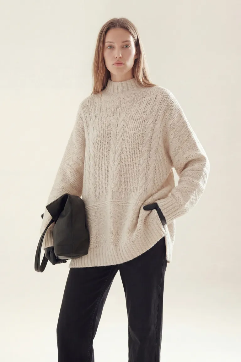 Sweater de tejido con trenzas y cuello alto de calce holgado de Akiabara en Buzos y Sweaters para argentina