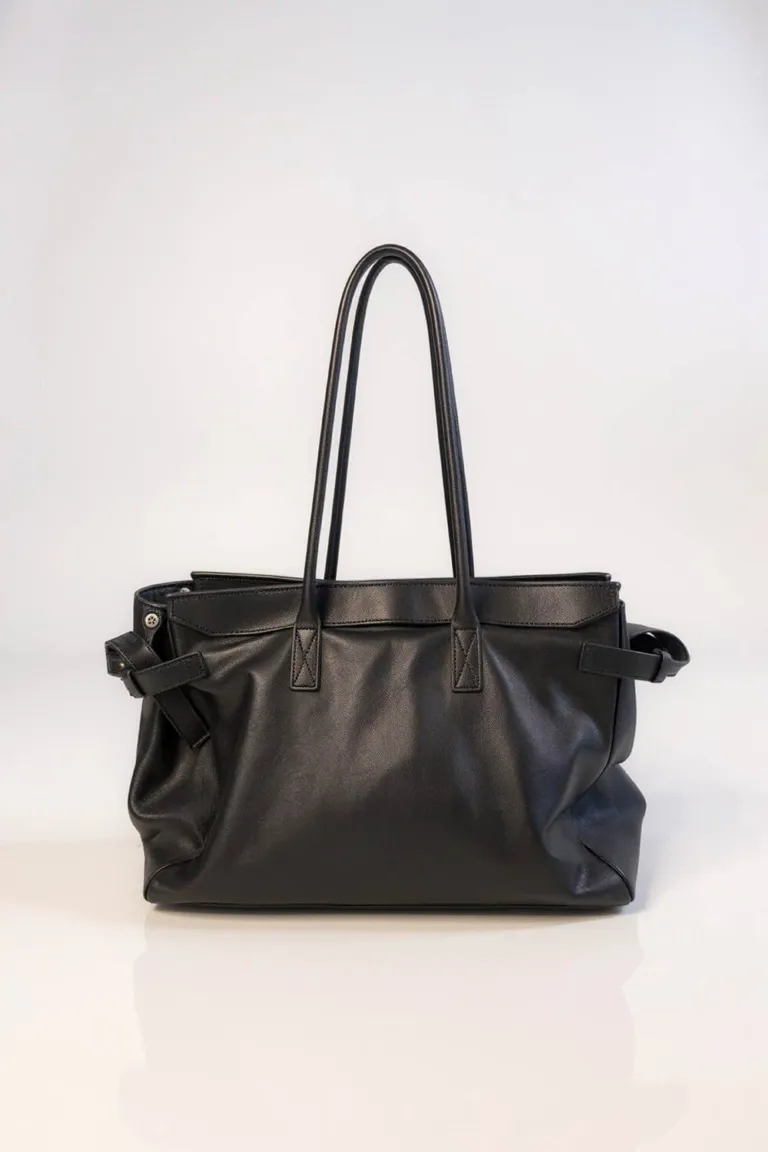 Cartera estructurada de hombro con doble correa y cierre metálico de acceso superior de Maria Cher en Bolsos y Carteras para argentina