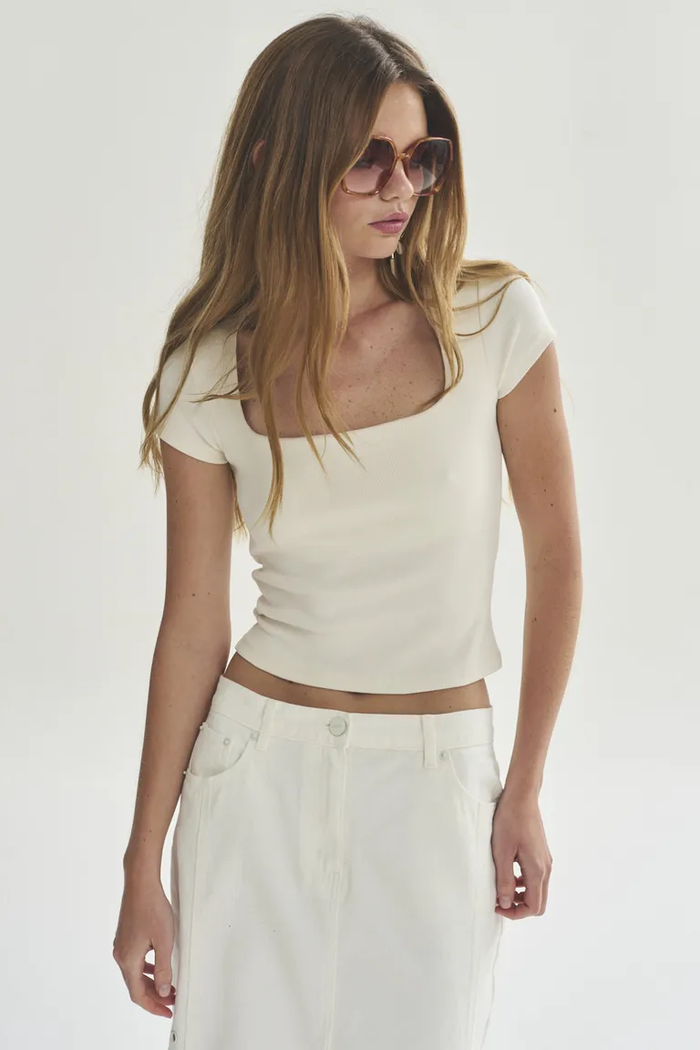 Remera Blanca de Corte Recto y Cuello Cuadrado de Akiabara en Remeras para argentina