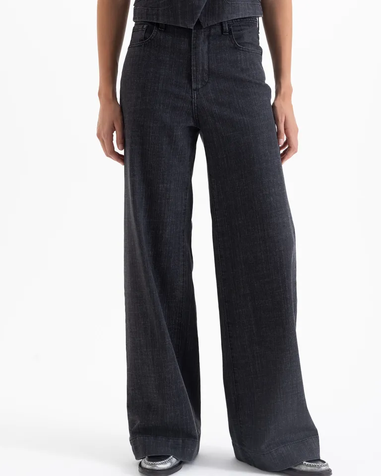 Pantalón wide leg de tiro medio con corte sastrero de Jazmin Chebar en Pantalones para argentina