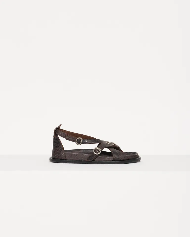 Sandalias de cuero negro con doble hebilla y aplique metálico de Jazmin Chebar en Sandalias para argentina