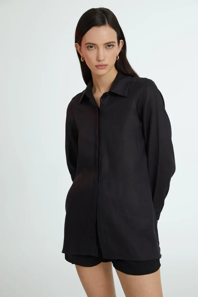 Camisa de lino negro, prenda elegante y versátil para el día a día. de Naíma en Camisas para argentina