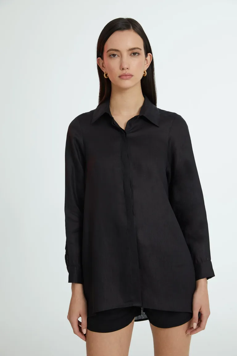 Camisa de lino negro, prenda elegante y versátil para el día a día. de Naíma en Camisas para argentina