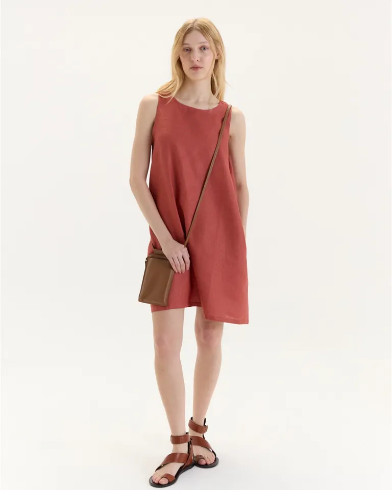 Vestido corto de lino en color rojo, sin mangas y con bolsillos laterales de Blue Sheep en Vestidos para argentina