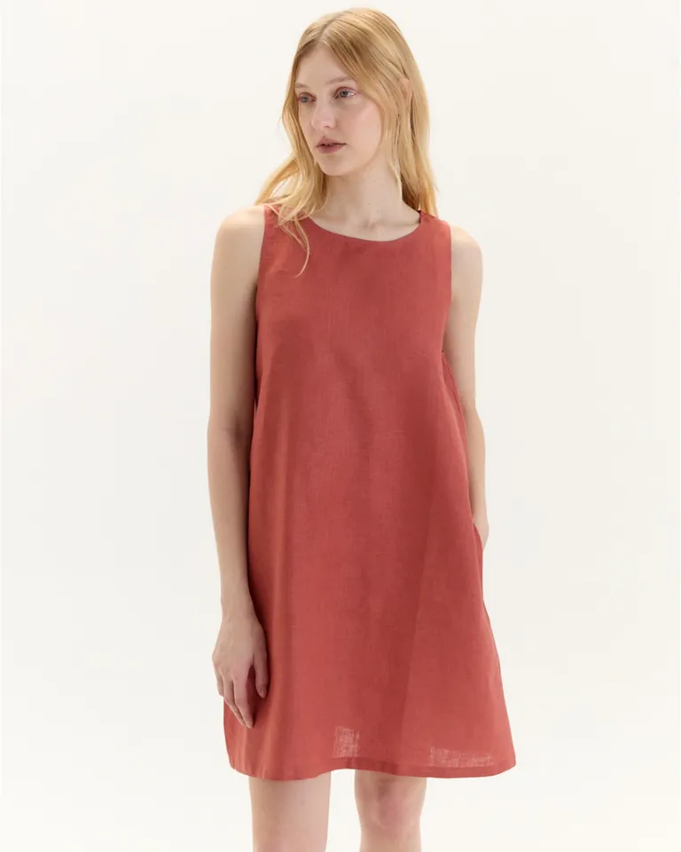 Vestido corto de lino en color rojo, sin mangas y con bolsillos laterales de Blue Sheep en Vestidos para argentina