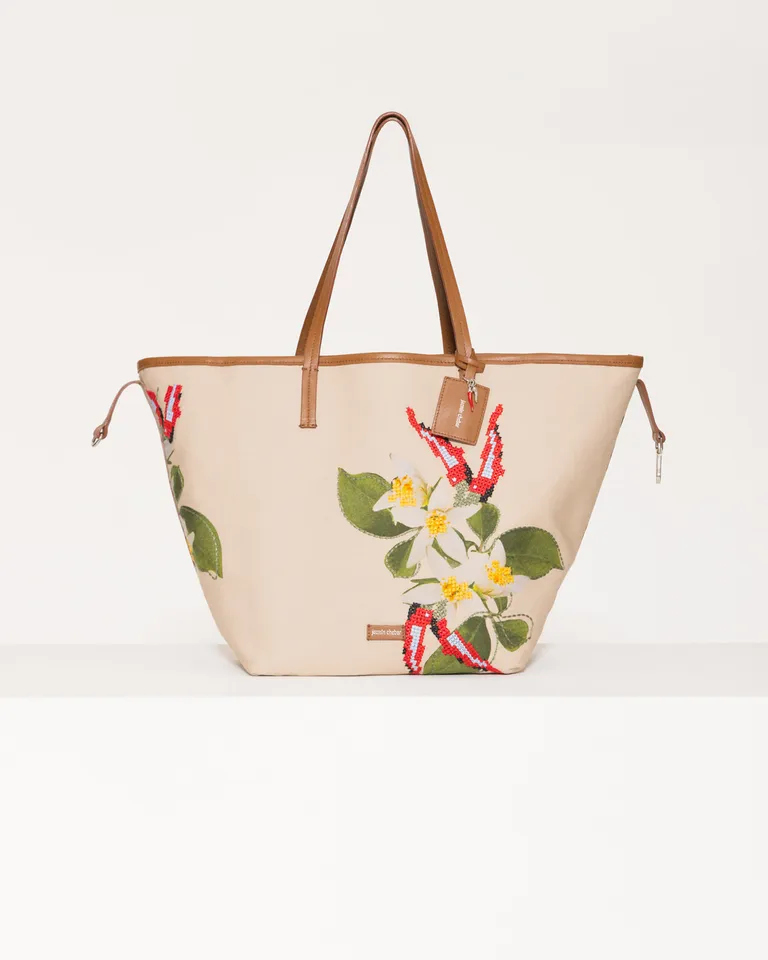 Elegante bolsa de tote floral con detalles en cuero para un estilo sofisticado de Jazmin Chebar en Bolsos y Carteras para argentina