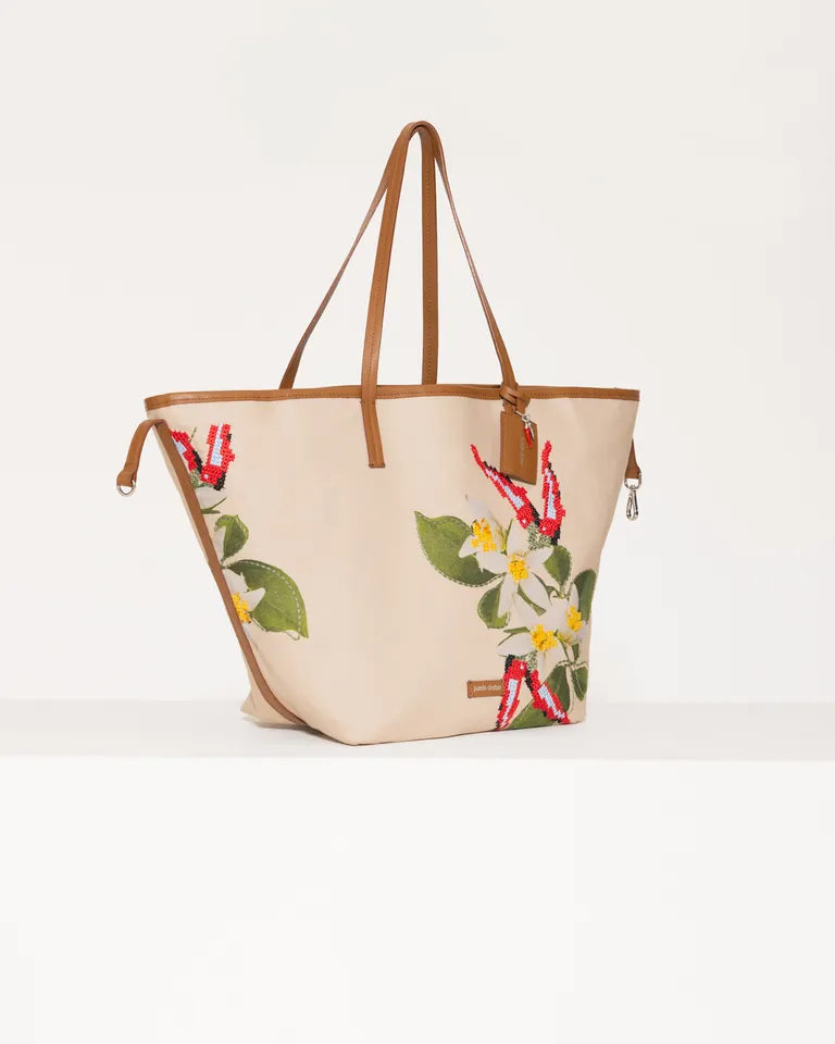 Elegante bolsa de tote floral con detalles en cuero para un estilo sofisticado de Jazmin Chebar en Bolsos y Carteras para argentina