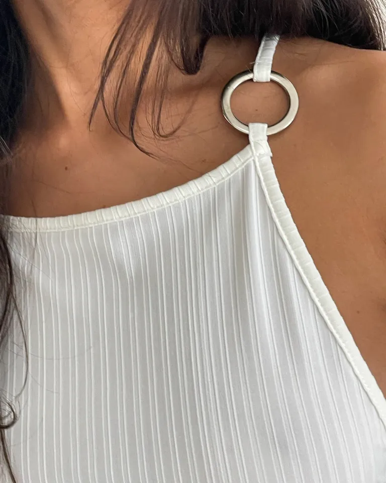 Top sin mangas blanco con detalle de argolla en hombro de Naíma en Tops para argentina
