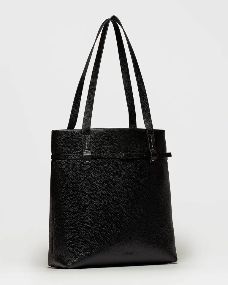 Cartera tote estructurada de cuero graneado con detalles en hebilla de Prüne en Bolsos y Carteras para argentina