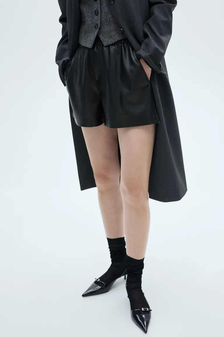 Shorts efecto cuero elástico de Mango en Shorts para argentina