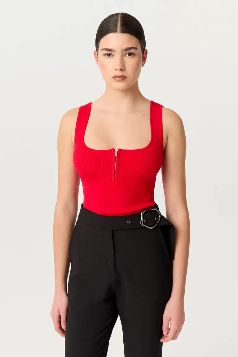 Musculosa tejida en punto liso con escote cuadrado y breteles anchos de Markova en Tops para argentina