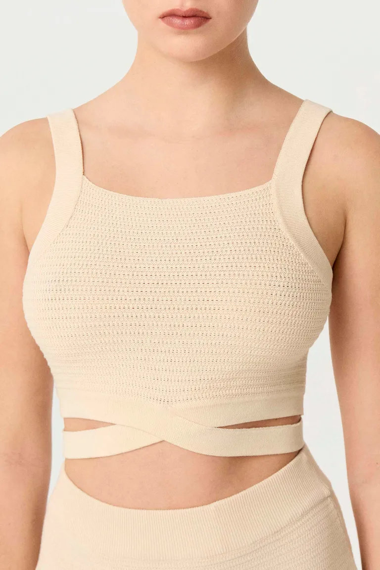 Top tejido en punto tramado de calce anatómico con escote cuadrado y detalle de cintura cruzada de Markova en Tops para argentina