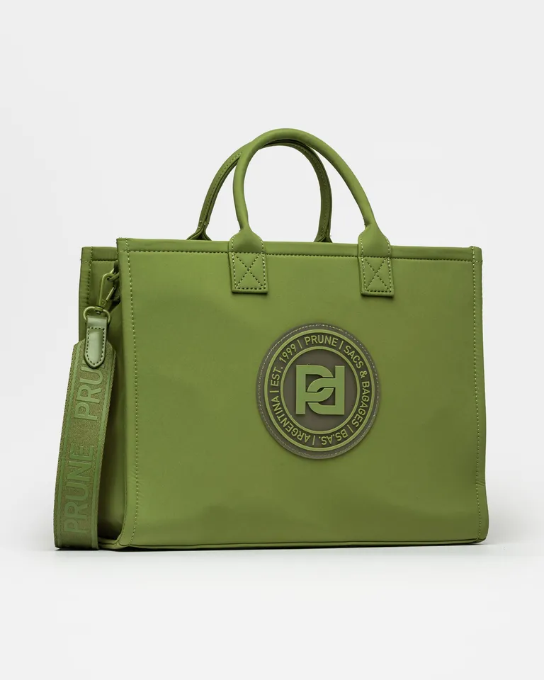 Cartera de mano de diseño moderno y versátil en color verde de Prüne en Bolsos y Carteras para argentina