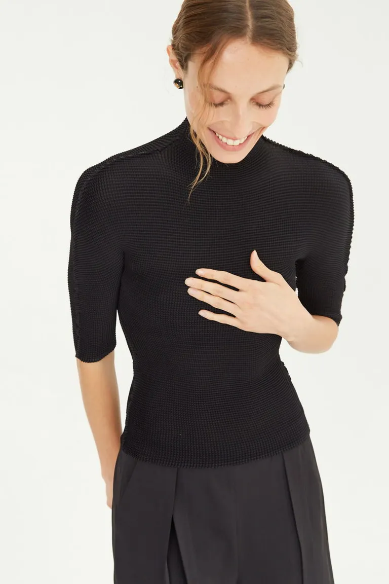 Blusa de cuello alto con mangas tres cuartos y detalle de plisado entallado de Las Pepas en Blusas para argentina