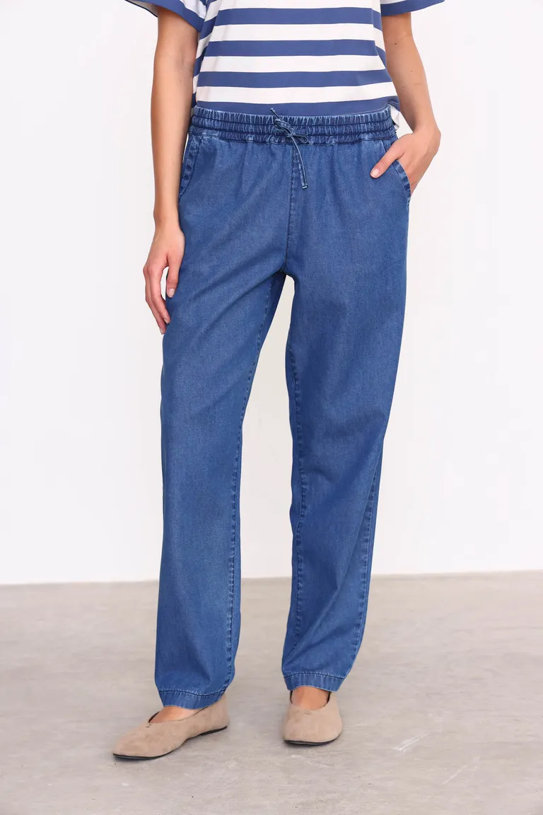 Pantalón wide leg de denim celeste con cintura elástica y bolsillos de Yagmour en Pantalones para argentina