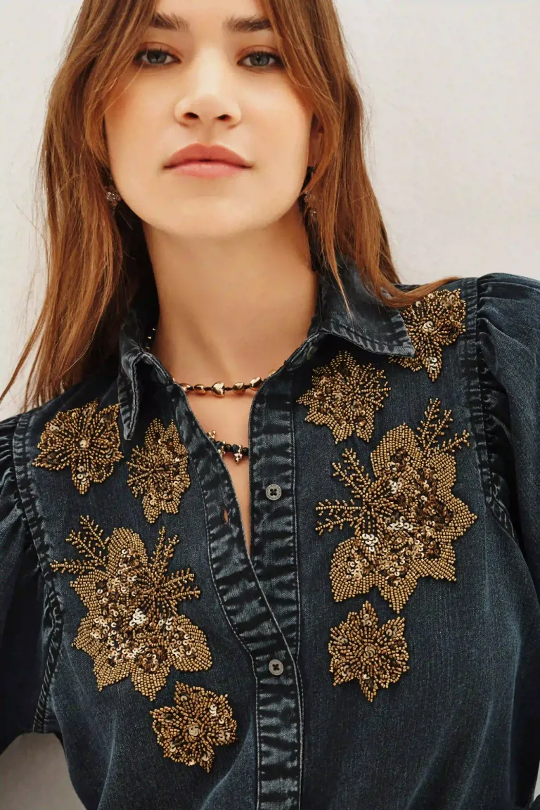 Camisa con cuello camisero y bordados decorativos frontales en mangas largas de Rapsodia en Camisas para argentina