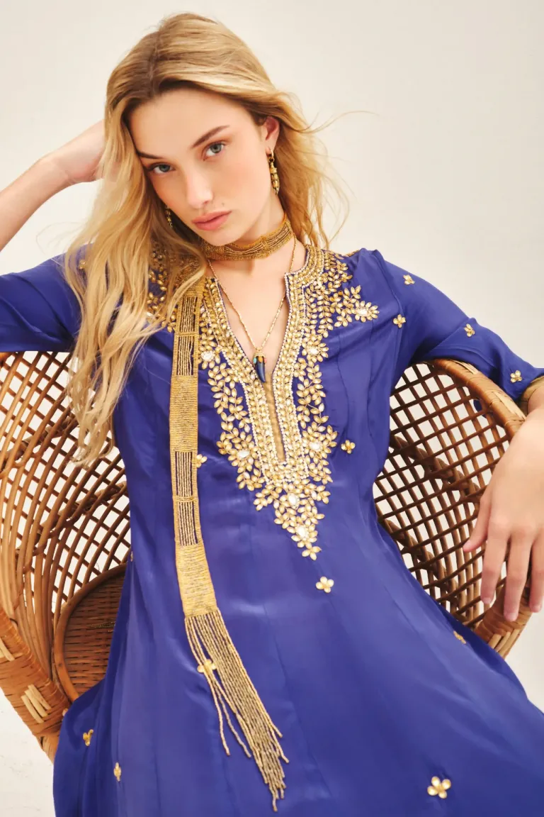 Vestido largo con escote en V y bordados decorativos en viscosa de Rapsodia en Vestidos para argentina