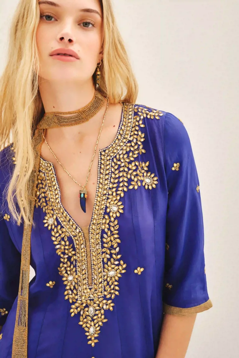 Vestido largo con escote en V y bordados decorativos en viscosa de Rapsodia en Vestidos para argentina