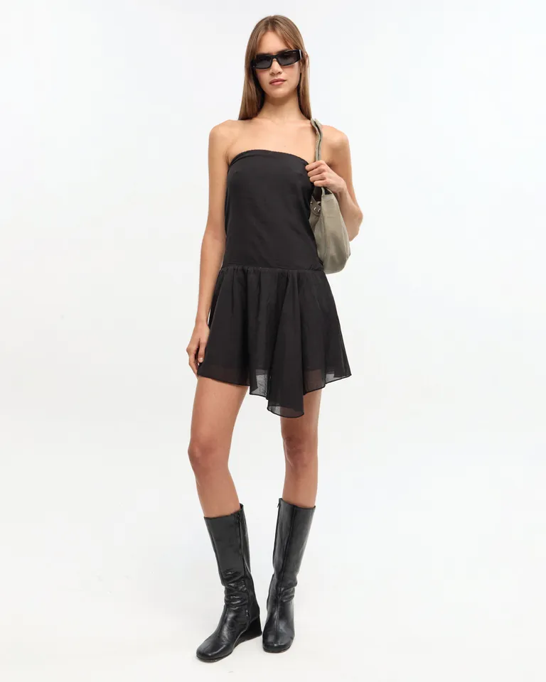 Vestido corto negro strapless con detalles de punto smock y falda irregular de Ay Not Dead en Vestidos para argentina