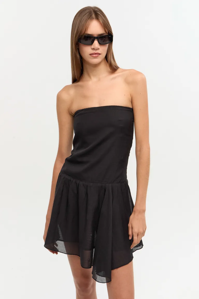 Vestido corto negro strapless con detalles de punto smock y falda irregular de Ay Not Dead en Vestidos para argentina