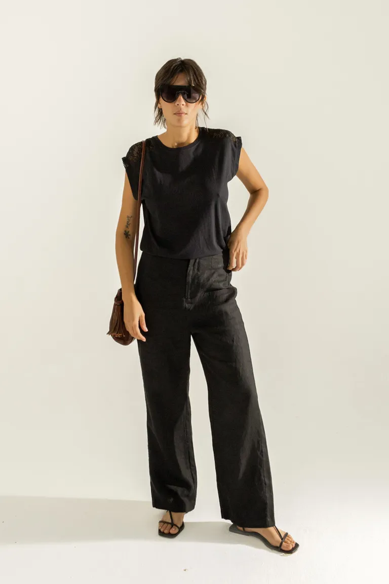 Remera de corte moderno y diseño minimalista para un estilo elegante y sofisticado de Akiabara en Remeras para argentina