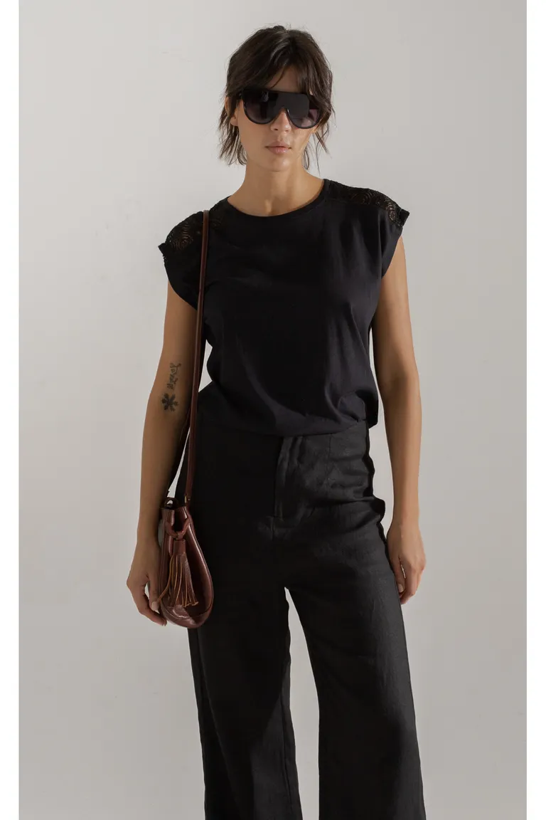 Remera de corte moderno y diseño minimalista para un estilo elegante y sofisticado de Akiabara en Remeras para argentina