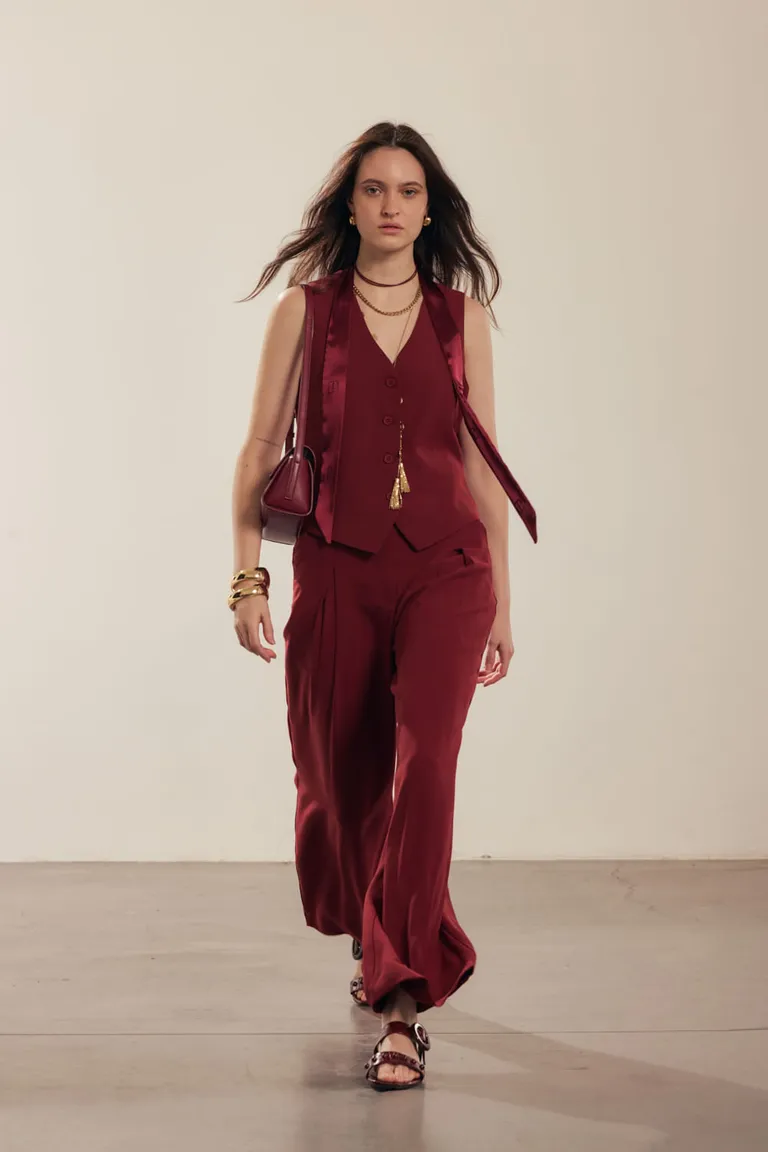 Chaleco sastrero de corte clásico en tono rojo, con detalles de presilla de Portsaid en Chalecos para argentina