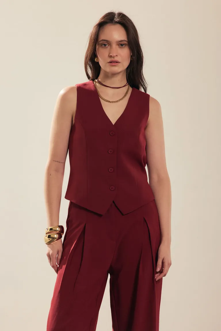 Chaleco sastrero de corte clásico en tono rojo, con detalles de presilla de Portsaid en Chalecos para argentina