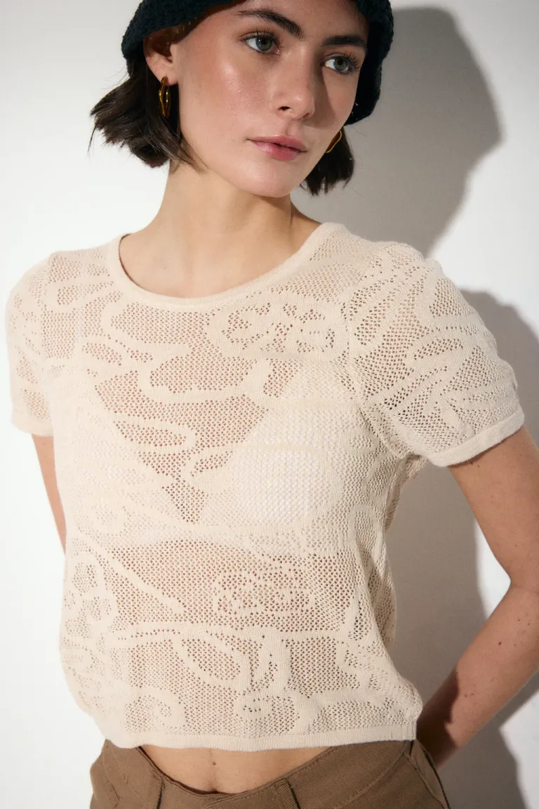 Remera de manga corta con diseño tejido en color marrón para mujer de Audaz en Remeras para argentina