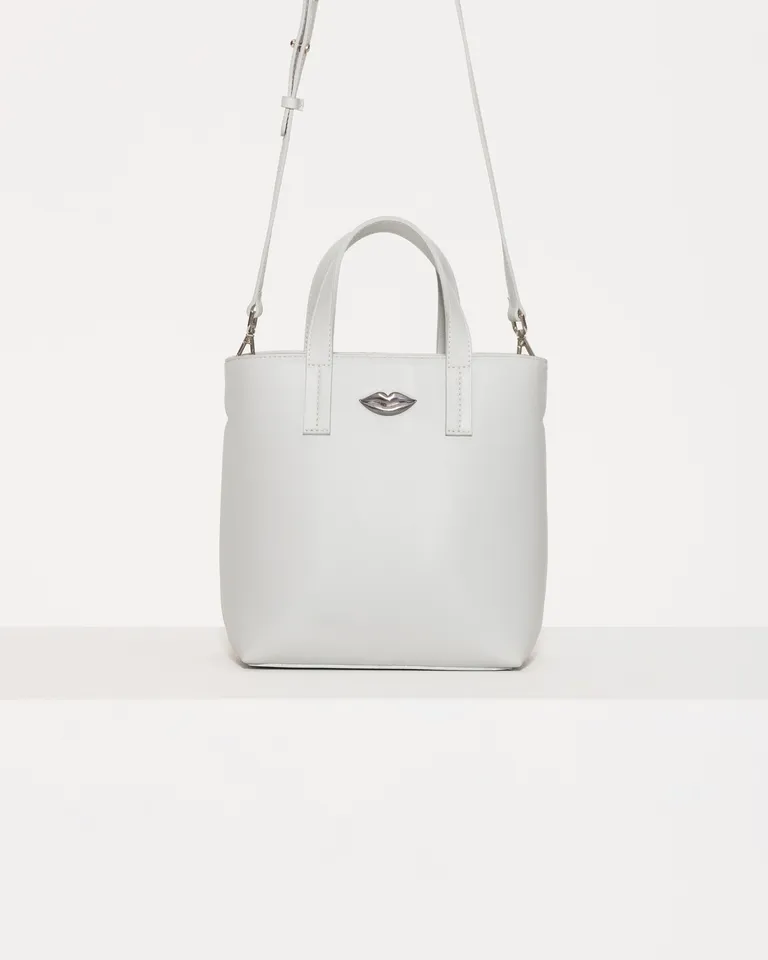 Tote de cuero blanco de tamaño medio con aplique de lápiz labial de Jazmin Chebar en Bolsos y Carteras para argentina