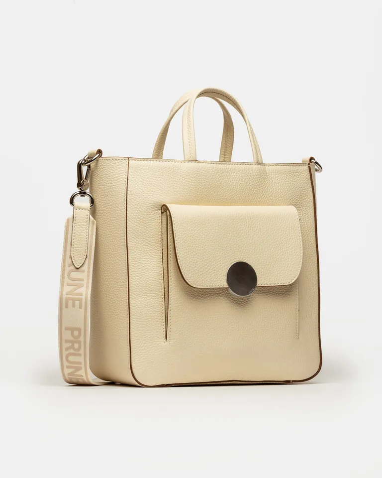 Shopper de líneas elegantes y clásicas con herraje en níquel para un look sofisticado de Prüne en Bolsos y Carteras para argentina