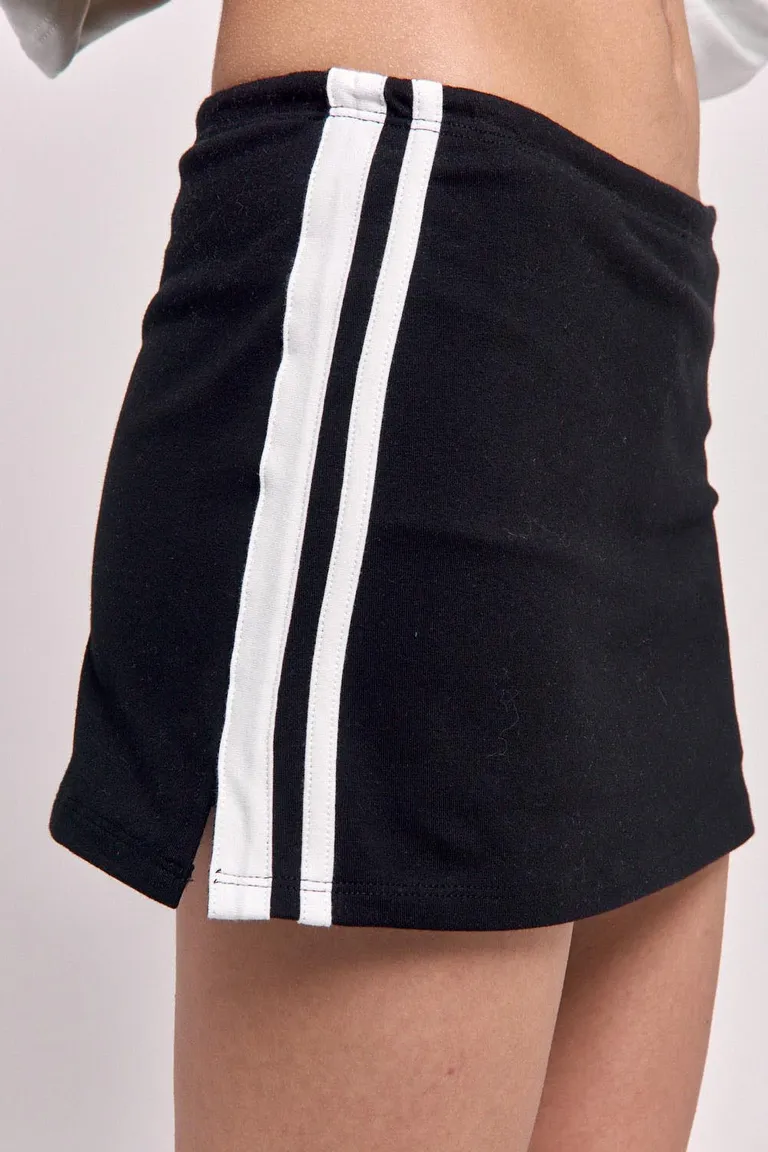 Falda deportiva corta con short interno integrado y detalle de tiras laterales de 47 Street en Faldas para argentina