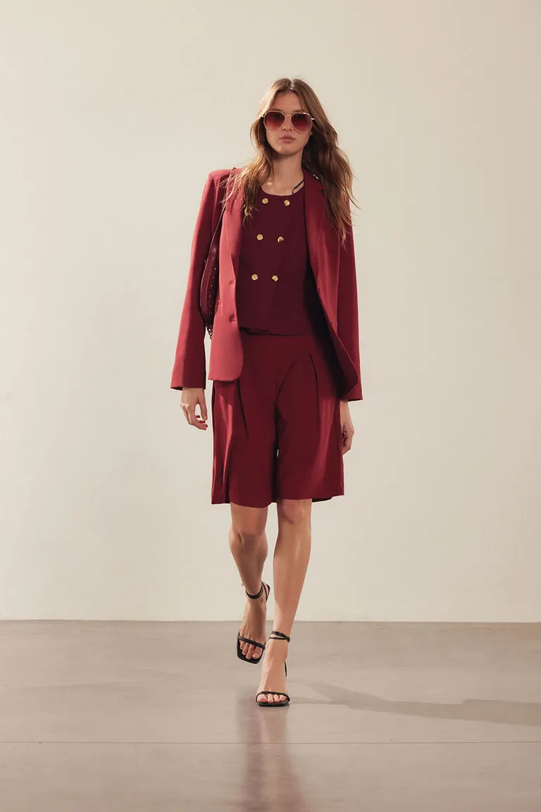 Chaleco tejido cruzado en tono rojo con doble abotonadura metálica y corte modular a la cadera de Portsaid en Chalecos para argentina