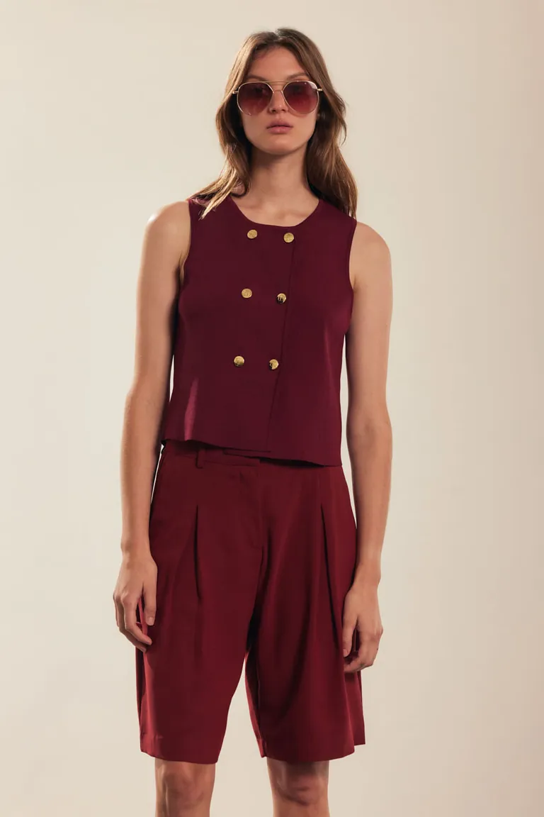 Chaleco tejido cruzado en tono rojo con doble abotonadura metálica y corte modular a la cadera de Portsaid en Chalecos para argentina
