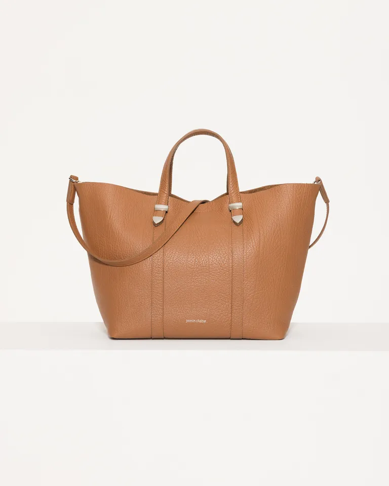 Bolso de mano de cuero vacuno flor con punteras metálicas y cierre magnético de Jazmin Chebar en Bolsos y Carteras para argentina