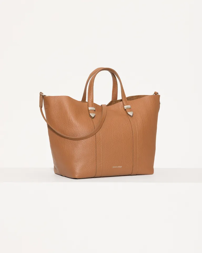 Bolso de mano de cuero vacuno flor con punteras metálicas y cierre magnético de Jazmin Chebar en Bolsos y Carteras para argentina
