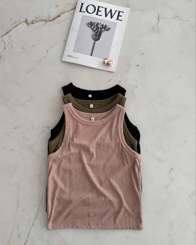 Musculosa de algodón con detalles en negro, diseño moderno y casual para mujer de Hesed en Tops para argentina