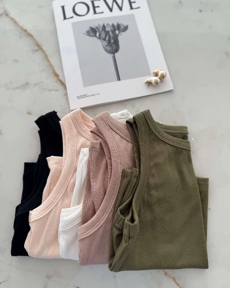 Musculosa de algodón con detalles en negro, diseño moderno y casual para mujer de Hesed en Tops para argentina