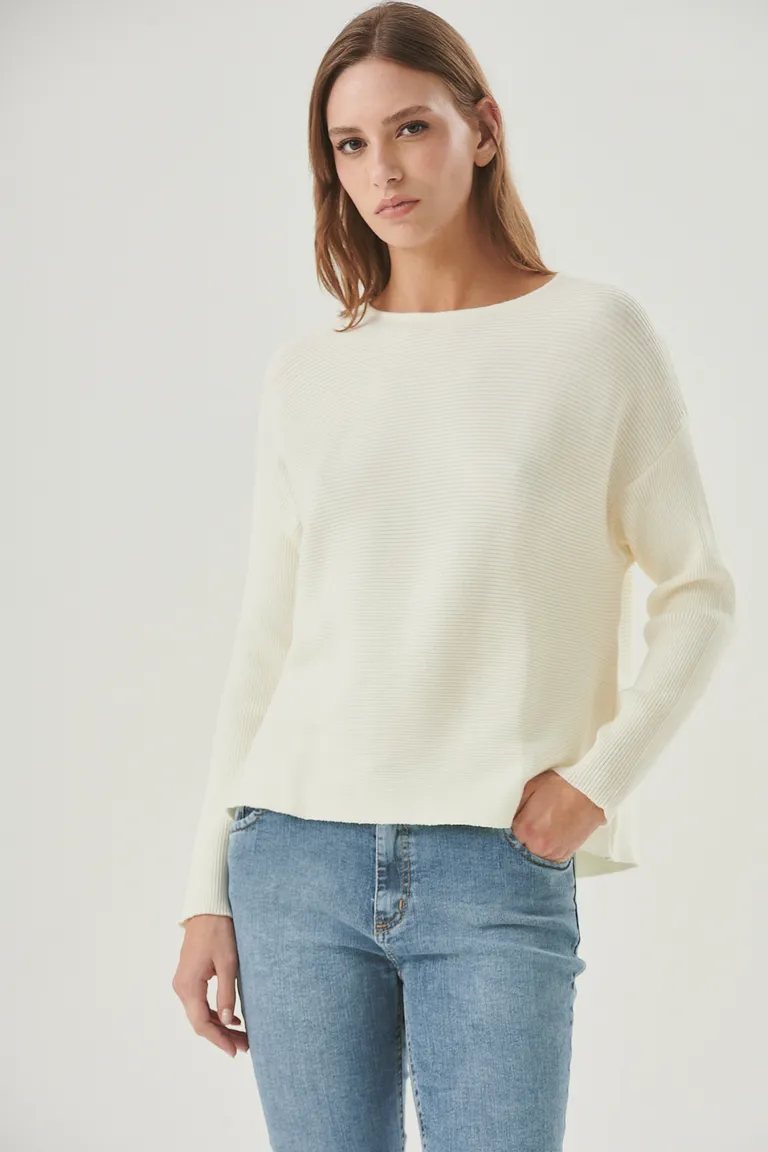 Sweater oversize blanco de textura acanalada horizontal, diseño moderno y cómodo de Sweet en Buzos y Sweaters para argentina