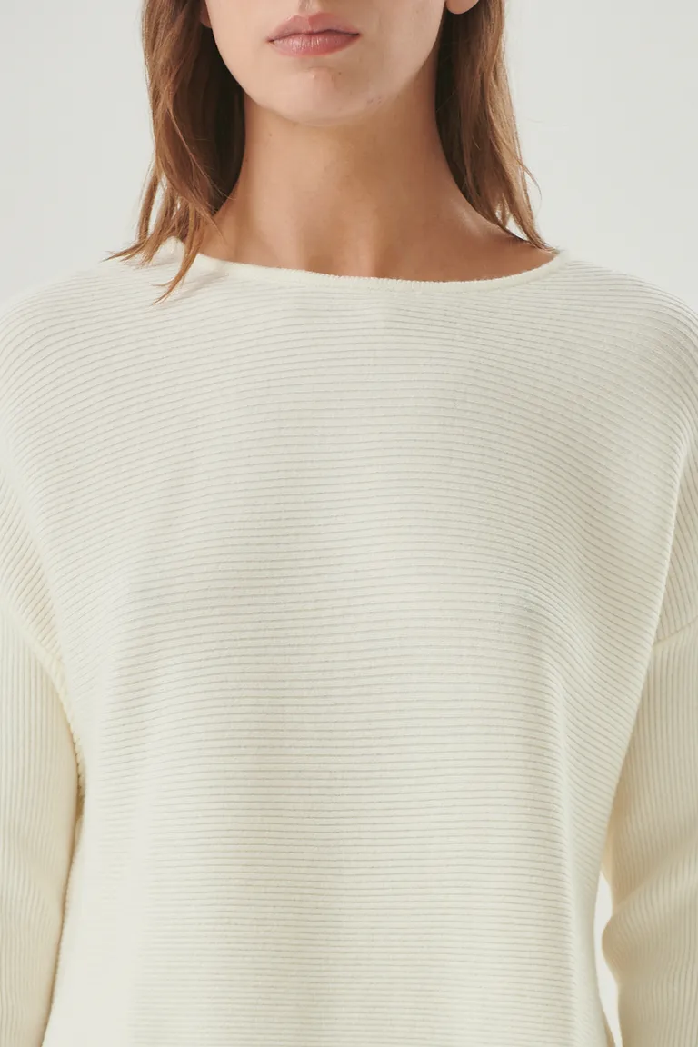 Sweater oversize blanco de textura acanalada horizontal, diseño moderno y cómodo de Sweet en Buzos y Sweaters para argentina