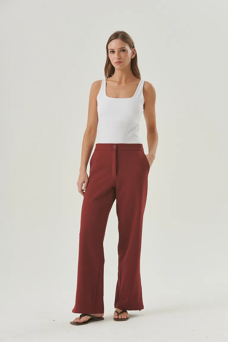 Pantalón sastrero de corte wide leg y tiro medio con detalles laterales en color rojo de Sweet en Pantalones para argentina