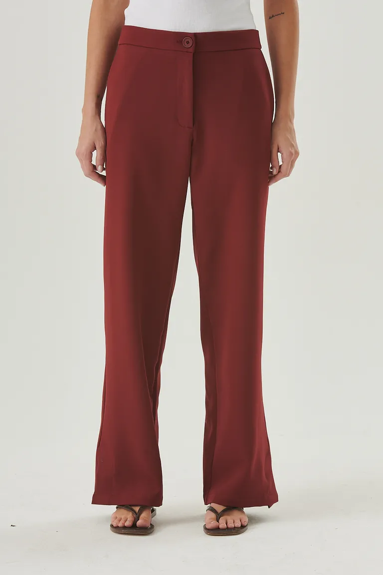 Pantalón sastrero de corte wide leg y tiro medio con detalles laterales en color rojo de Sweet en Pantalones para argentina